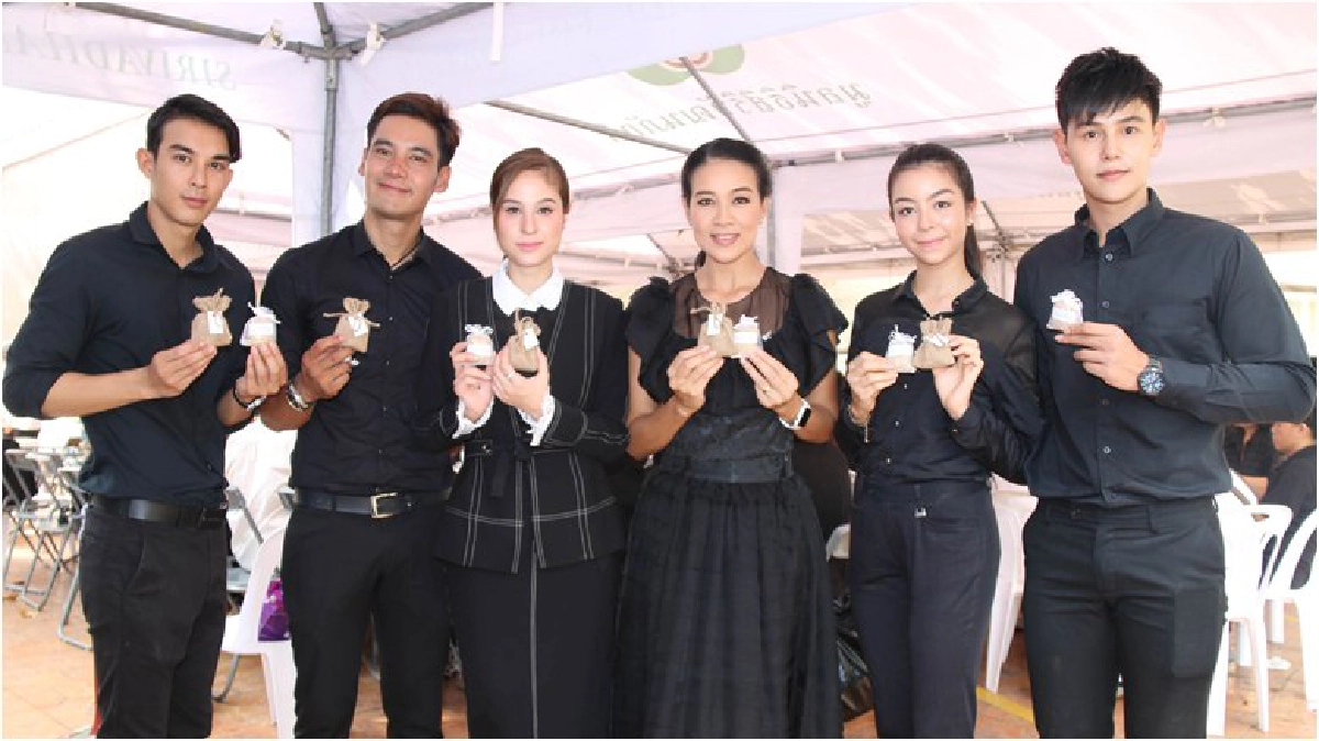 ‘ขวัญ'นำทีมดารา ‘ช่อง 7 สี’ บรรจุถุงข้าวเปลือก“พอเพียง” ‘ขวัญ'นำทีมดารา ‘ช่อง 7 สี’ บรรจุถุงข้าวเปลือก“พอเพียง”
