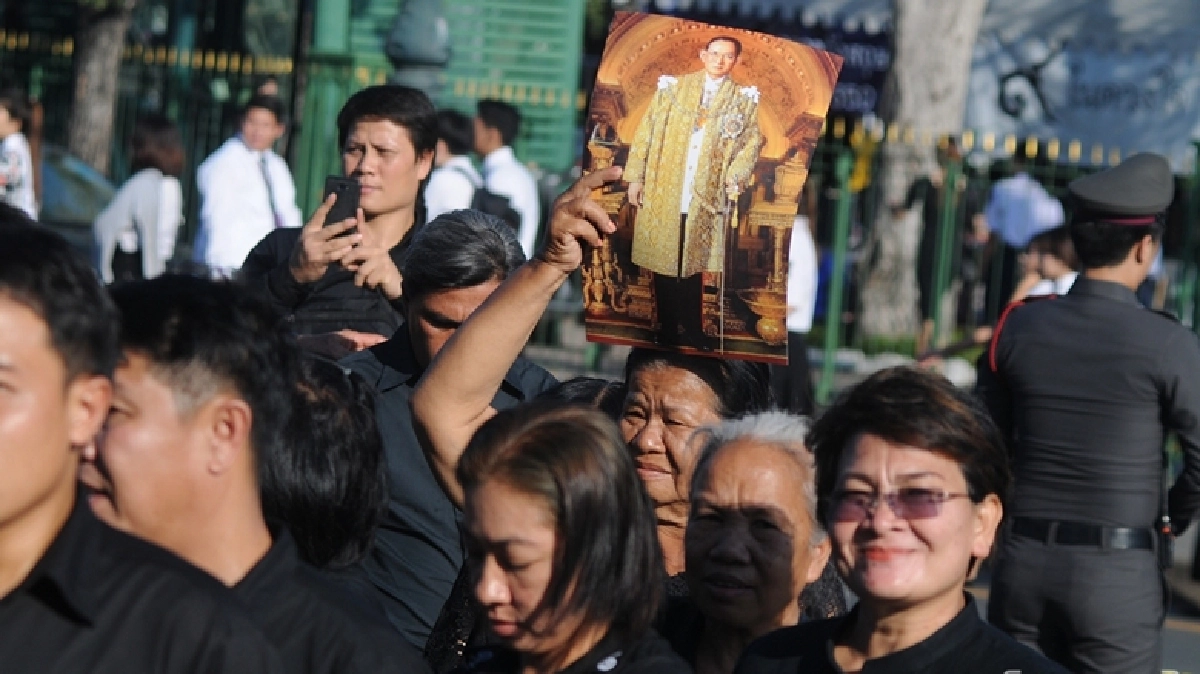 ปชช. หลั่งไหลเดินทางสักการะพระบรมศพ ปชช. หลั่งไหลเดินทางสักการะพระบรมศพ