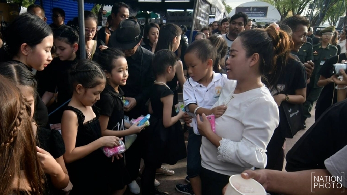  กองประกวดเทพีวิสุทธิ์กษัตริย์ ร่วมกิจกรรมแจกสิ่งของ