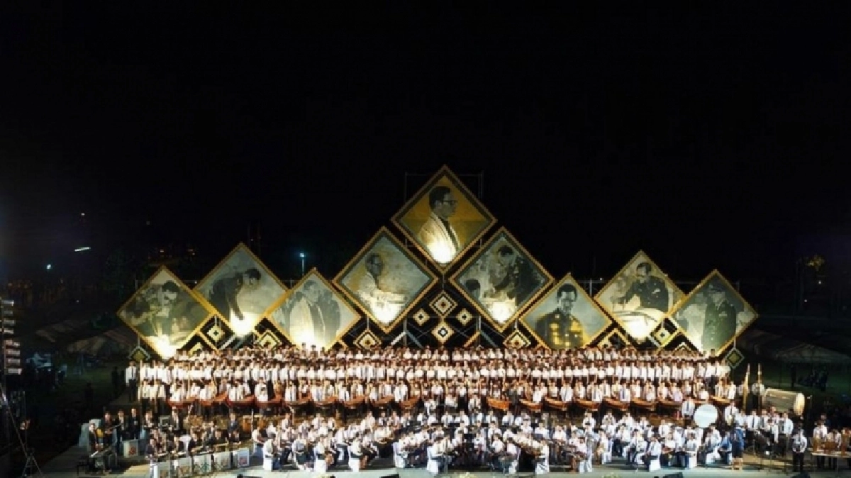 พสกนิกรเรือนแสนร่วมงาน “เสด็จฟ้า สถิตไทย” 