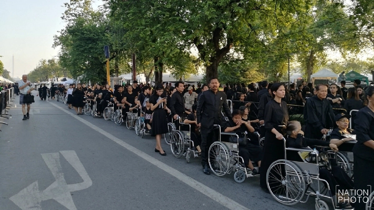 ต่างชาติชื่นชมพระบารมีตั้งใจมาถวายสักการะ ต่างชาติชื่นชมพระบารมีตั้งใจมาถวายสักการะ