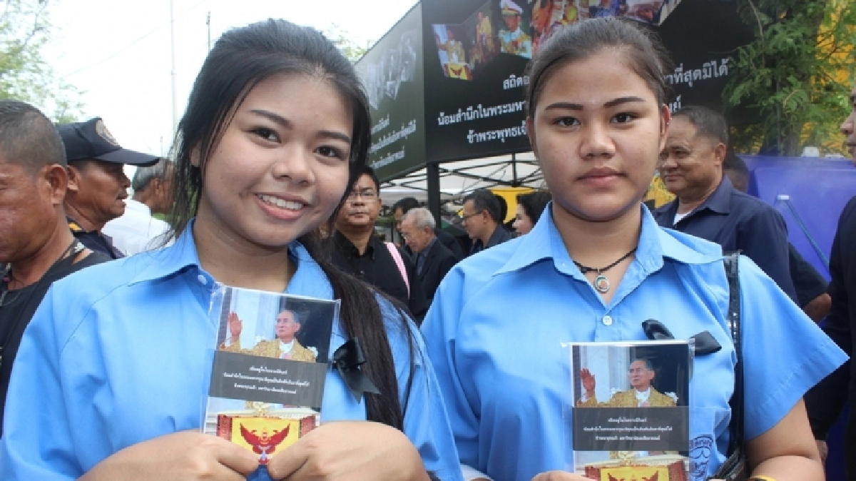 แจกโปสการ์ดพระบรมฉายาลักษณ์ พระราชดำรัส 1แสนชุด