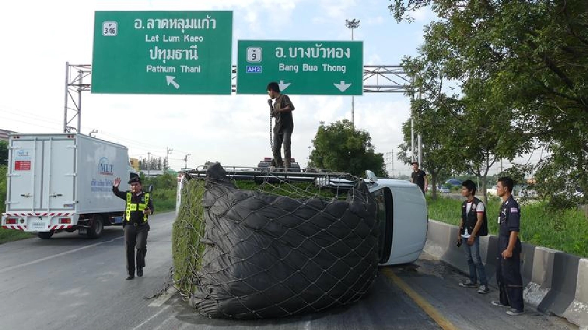 กระบะขนหญ้าแผ่นคว่ำขวางถนนรถติดกว่า7กิโล กระบะขนหญ้าแผ่นคว่ำขวางถนนรถติดกว่า7กิโล