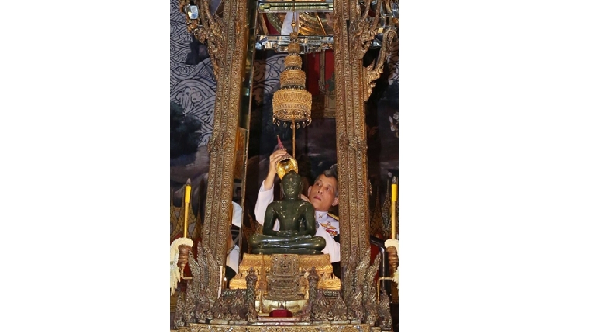สมเด็จพระบรมฯ ทรงเปลี่ยนเครื่องทรงพระพุทธมหามณีรัตนปฏิมากร สมเด็จพระบรมฯ ทรงเปลี่ยนเครื่องทรงพระพุทธมหามณีรัตนปฏิมากร