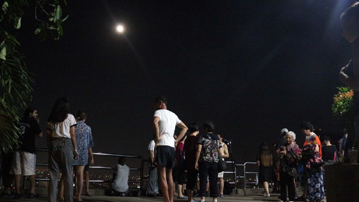 นทท.แห่ชมซุปเปอร์มูน ถ่ายภาพเป็นที่ระลึก นทท.แห่ชมซุปเปอร์มูน ถ่ายภาพเป็นที่ระลึก