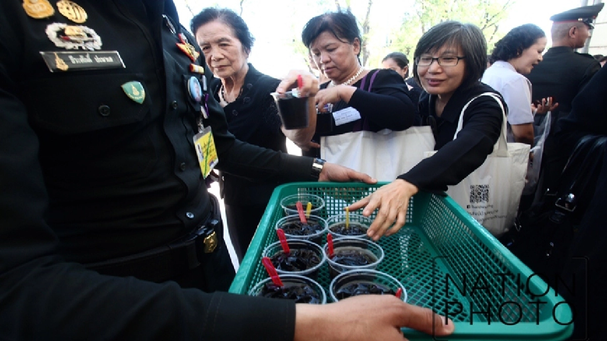 พสกนิกรปิติในน้ำพระทัย ของพระบรมวงศานุวงศ์ 