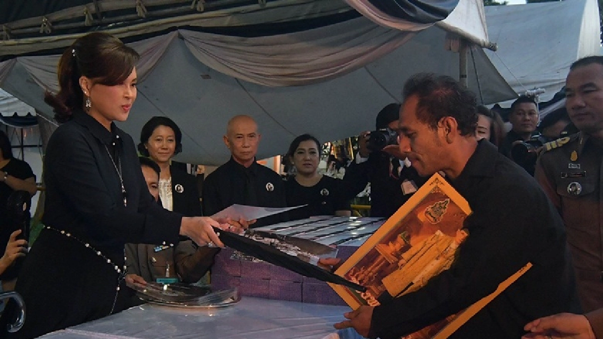 ประชาชนปลื้มปีติ รับพระราชทานขนมและสิ่งของจากทูลกระหม่อมฯ ประชาชนปลื้มปีติ รับพระราชทานขนมและสิ่งของจากทูลกระหม่อมฯ