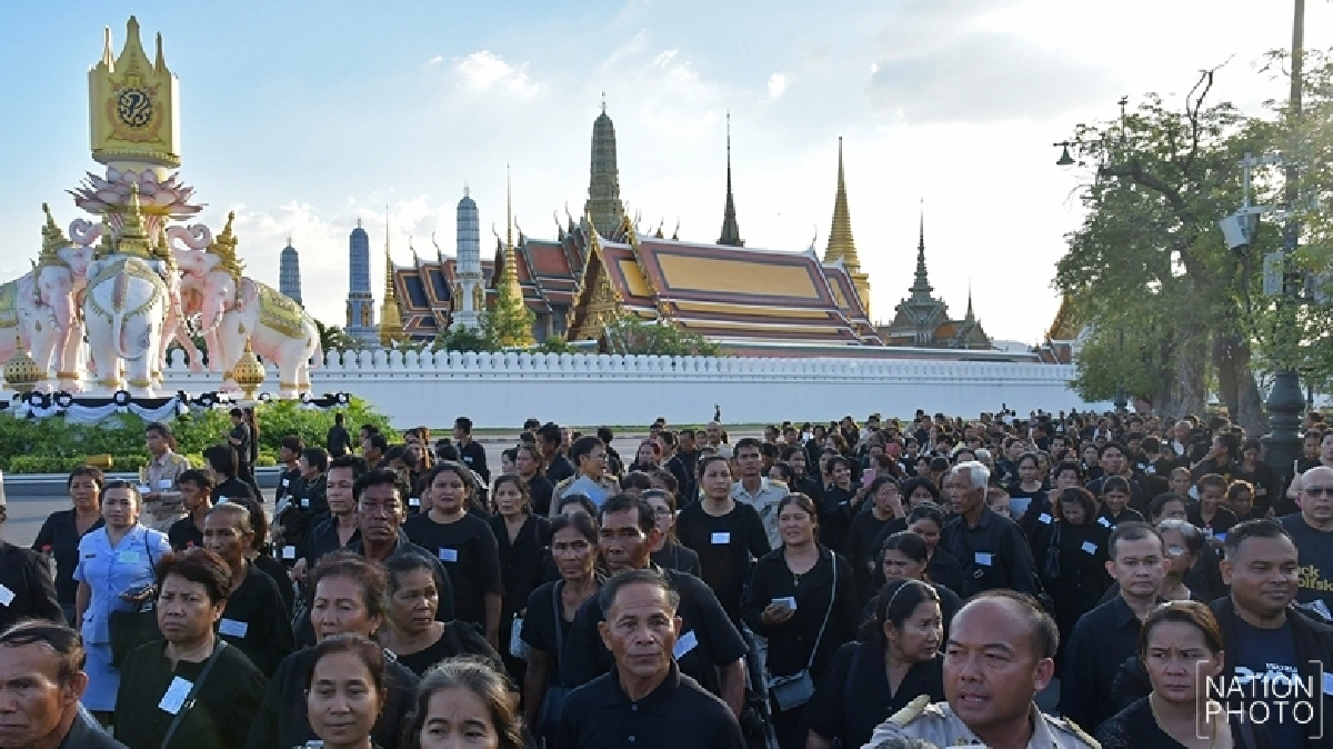 ปชช. หลั่งไหลสักการะพระบรมศพคับคั่ง 