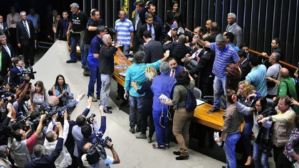 อยากได้รัฐประหาร! ผู้ประท้วงบุกร้องสภาบราซิล