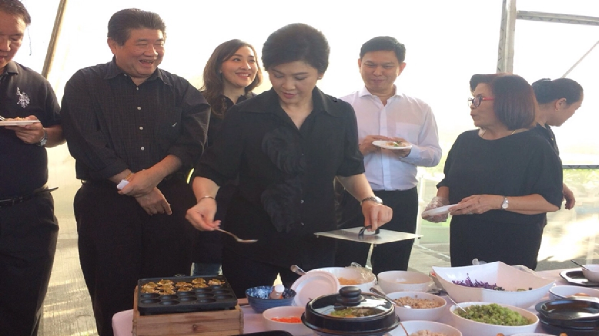 “ยิ่งลักษณ์"ควงตะหลิวทำอาหารจากข้าวโชว์..!! “ยิ่งลักษณ์"ควงตะหลิวทำอาหารจากข้าวโชว์..!!