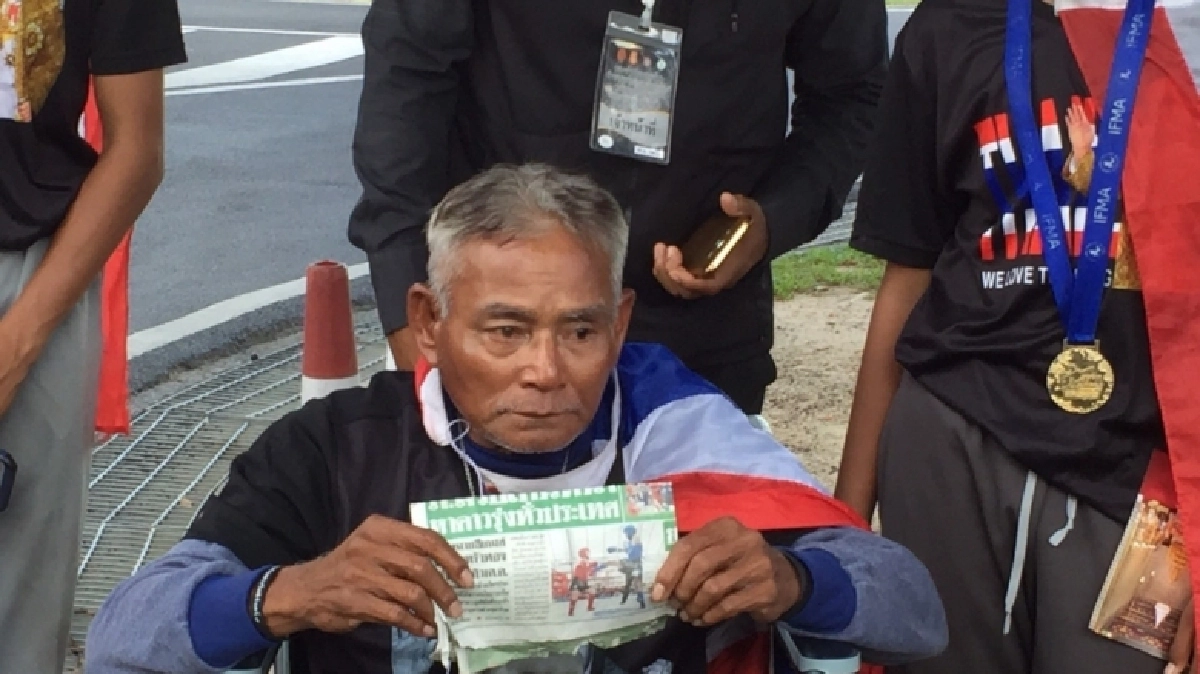 “นักมวยเยาวชน” เดินเท้าจากลพบุรีมอบเหรียญแทนใจให้ “บิ๊กตู่”