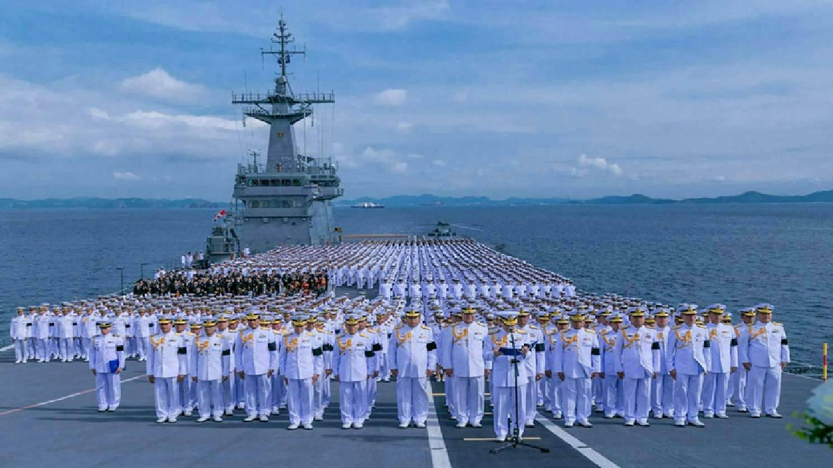 ทร.2,500นาย ร้องเพลงสรรเสริญฯ บนเรือหลวงจักรีนฤเบศร ทร.2,500นาย ร้องเพลงสรรเสริญฯ บนเรือหลวงจักรีนฤเบศร