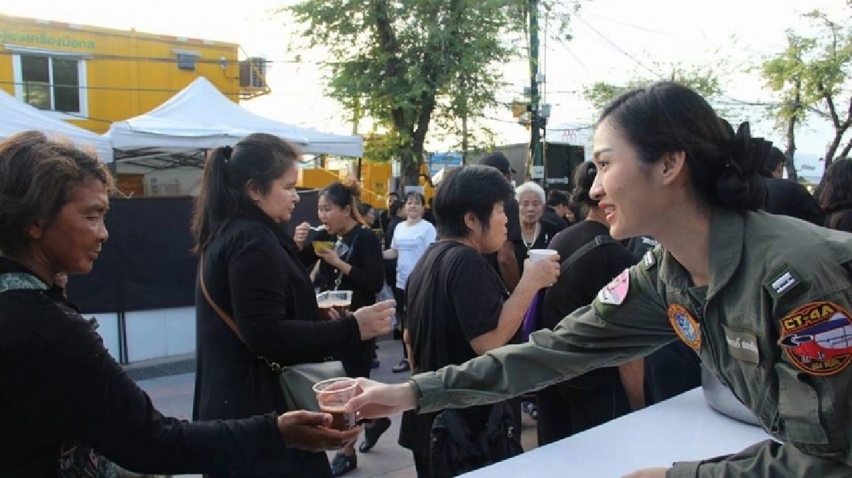 นักบินหญิงแจกอาหารปชช.ที่สนามหลวง นักบินหญิงแจกอาหารปชช.ที่สนามหลวง
