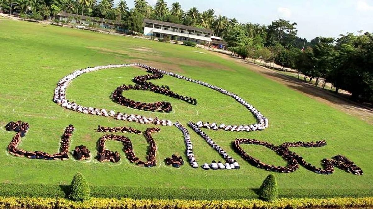 โรงเรียนบ้านคลองสงค์แปรอักษรรูป“ใบโพธิ์”รำลึกร.๙ โรงเรียนบ้านคลองสงค์แปรอักษรรูป“ใบโพธิ์”รำลึกร.๙