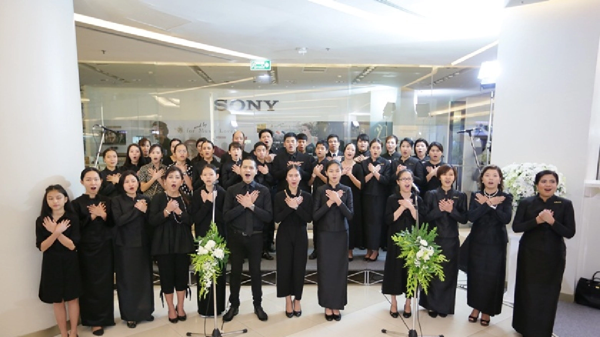100 ภาพ “ทรงสถิตในใจไทยนิรันดร์