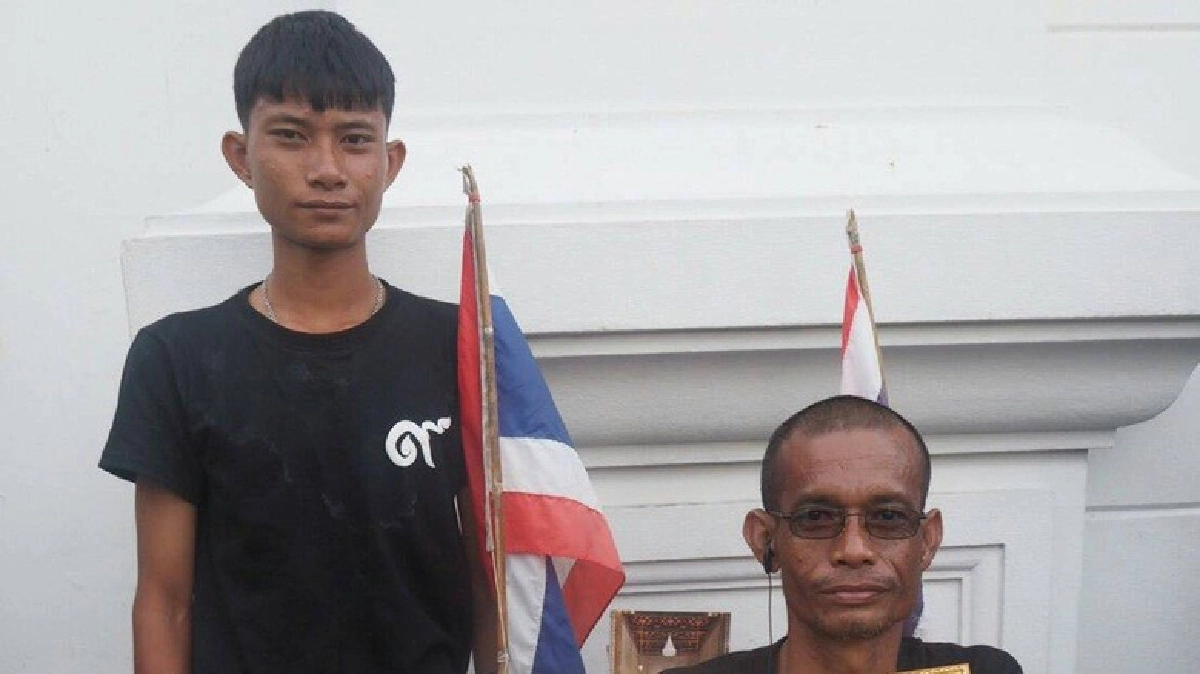 พ่อลูกนั่งวิลแชร์ และเดินเท้าเข้ากราบพระบรมศพ พ่อลูกนั่งวิลแชร์ และเดินเท้าเข้ากราบพระบรมศพ