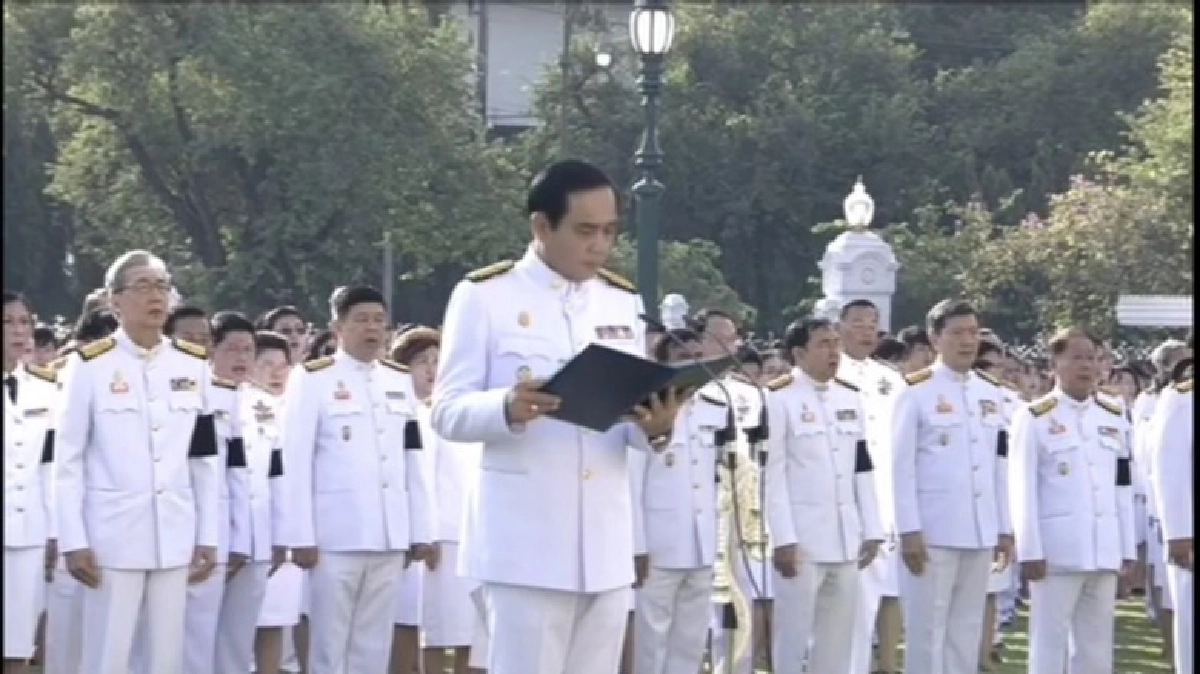 นายกฯนำปชช.ถวายสัตย์ปฏิญาณต่อหน้าพระบรมฉายาลักษณ์ 