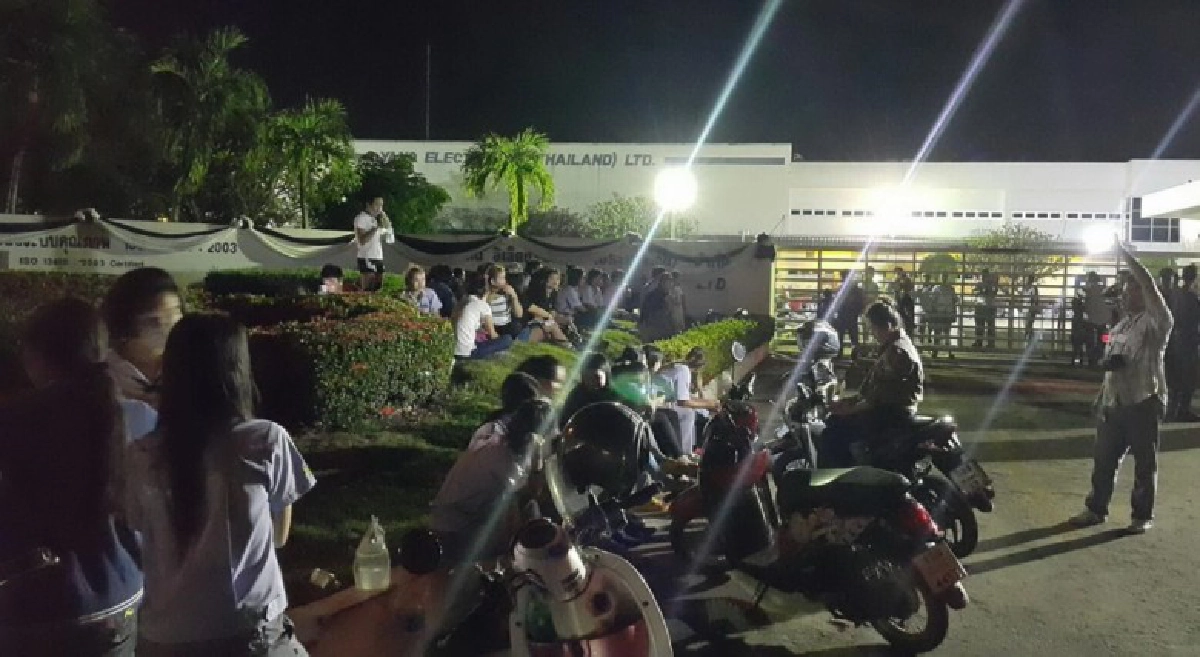 พนักงานบ.ยาโน่ ประท้วงขอโบนัส 3 เดือน (ชมคลิป) พนักงานบ.ยาโน่ ประท้วงขอโบนัส 3 เดือน (ชมคลิป)