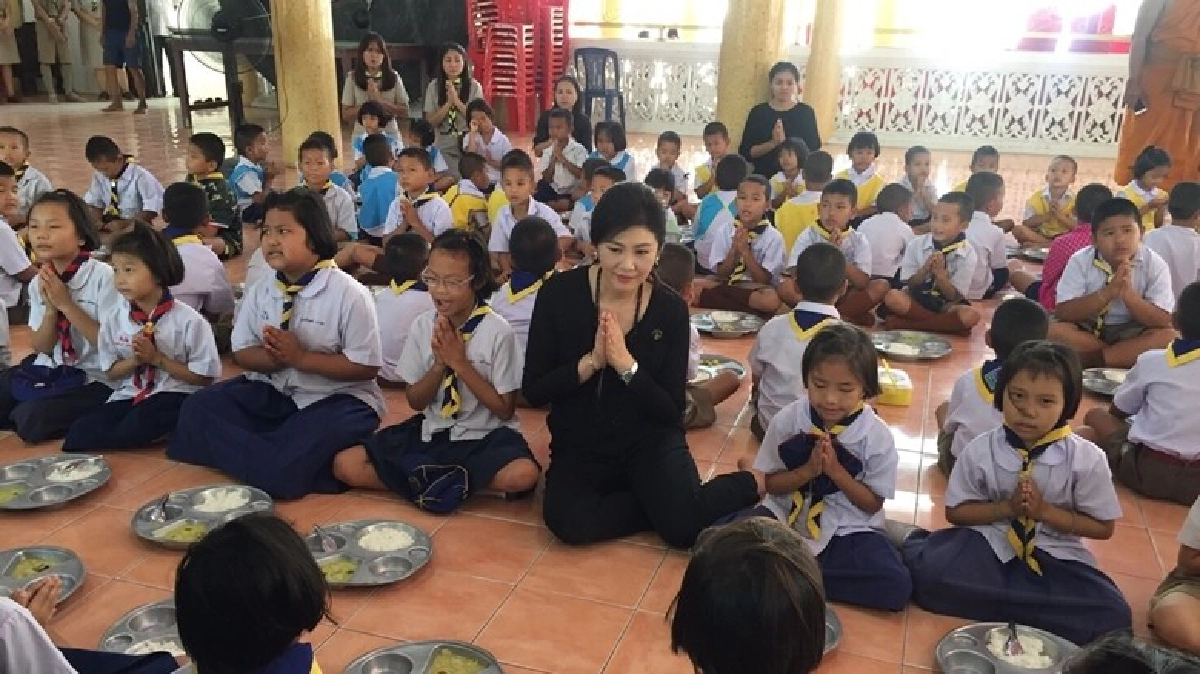 “ยิ่งลักษณ์” ทำบุญถวายเป็นพระราชกุศล “ยิ่งลักษณ์” ทำบุญถวายเป็นพระราชกุศล