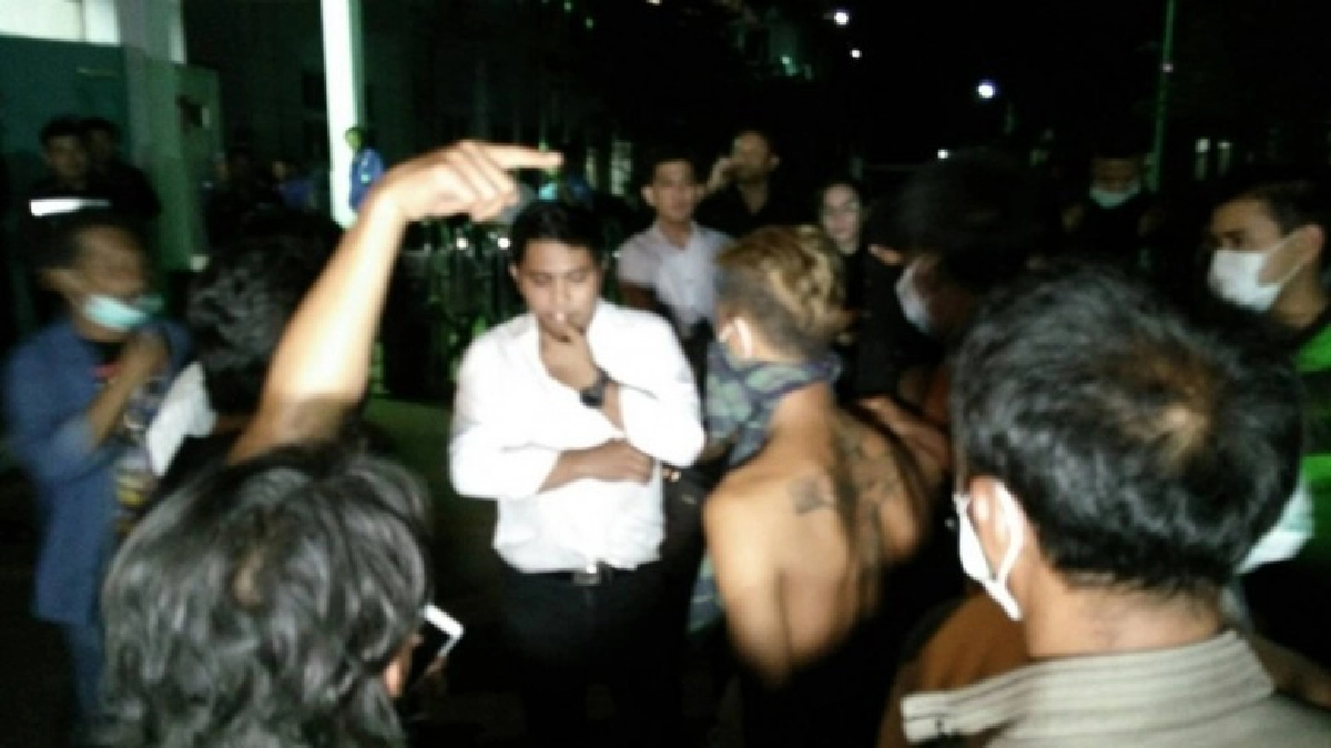กรดซัลฟุริครั่วจากรง. หามชาวบ้าน30คนส่งรพ. (ชมคลิป) กรดซัลฟุริครั่วจากรง. หามชาวบ้าน30คนส่งรพ. (ชมคลิป)