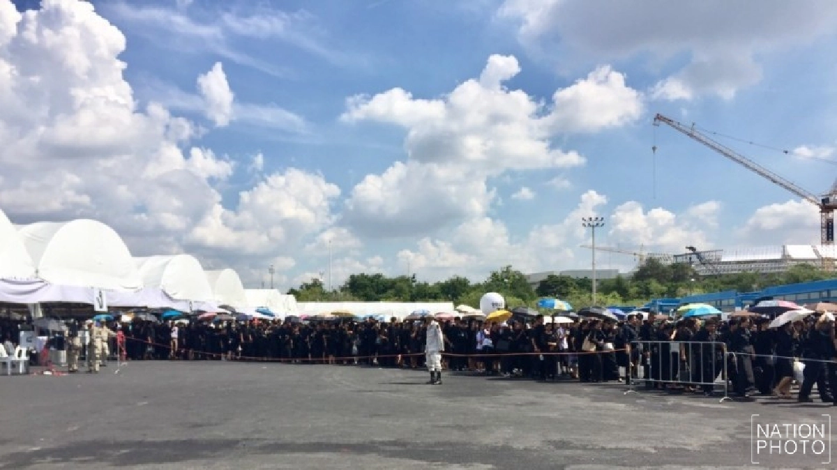 "ลุงชง-ท้าวแสนปม" สุดซาบซึ้งได้เข้ากราบพระบรมศพ "ลุงชง-ท้าวแสนปม" สุดซาบซึ้งได้เข้ากราบพระบรมศพ