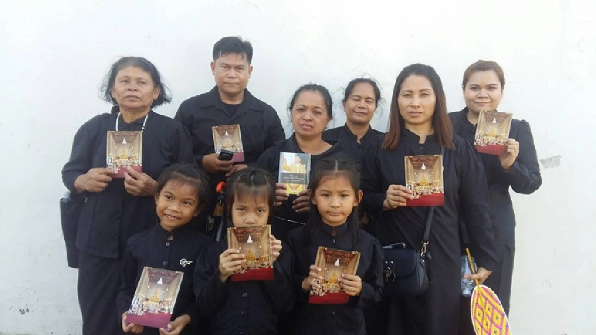 ชายพิการแต่งกลอนระลึกถึงในหลวง ร.9 ชายพิการแต่งกลอนระลึกถึงในหลวง ร.9
