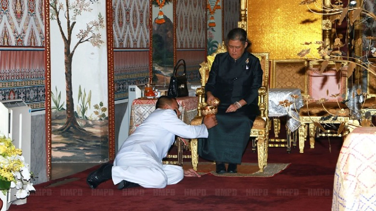 สมเด็จพระเทพรัตนราชสุดาฯ ทรงบำเพ็ญพระราชกุศลพระบรมศพ สมเด็จพระเทพรัตนราชสุดาฯ ทรงบำเพ็ญพระราชกุศลพระบรมศพ