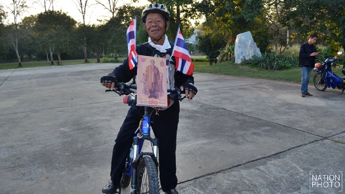 อดีตผู้ใหญ่บ้าน ปั่นจักรยานถวายอาลัย ‘ในหลวง ร.9’