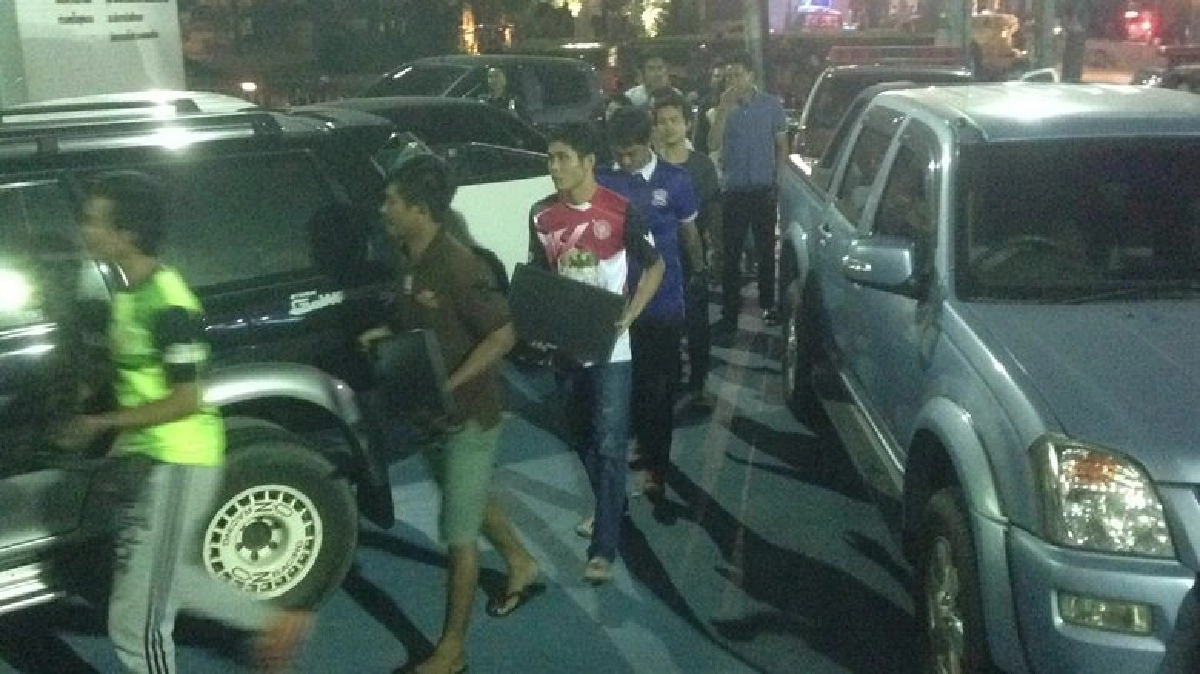 บุกจับโต๊ะบอลรวบนักพนัน20คนยึดของกลางเพียบ บุกจับโต๊ะบอลรวบนักพนัน20คนยึดของกลางเพียบ