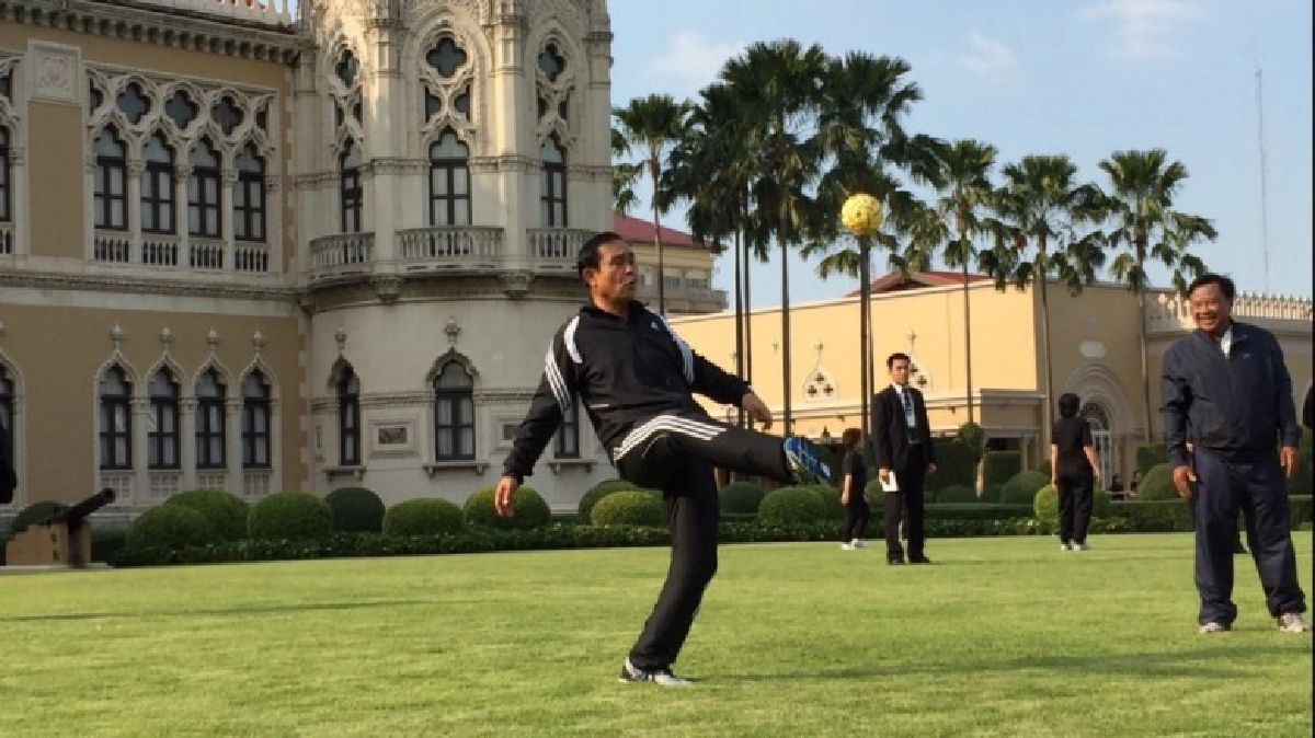 “นายกฯ”นำออกกำลังกายสัปดาห์ที่ 2 โชว์ลีลาตะกร้อวง “นายกฯ”นำออกกำลังกายสัปดาห์ที่ 2 โชว์ลีลาตะกร้อวง