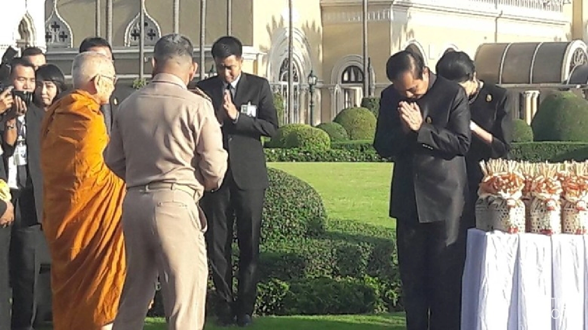 นายกฯ-ภริยา พร้อม ครม.ร่วมทำบุญตักบาตรพระสงฆ์