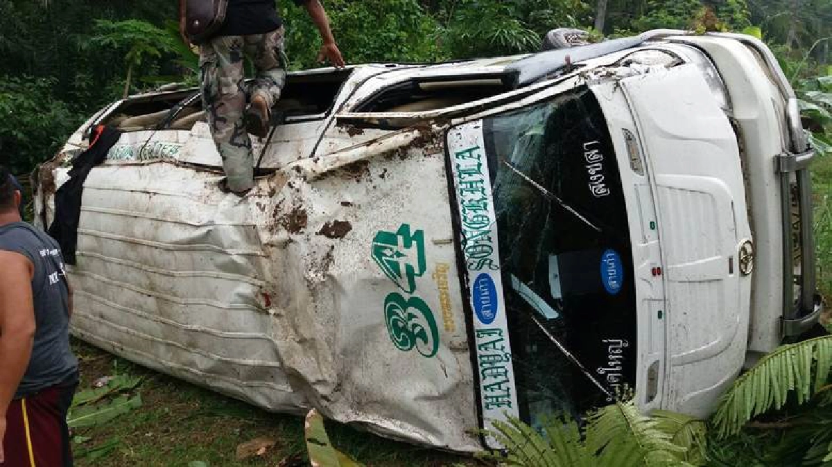ฝนตกถนนลื่น“รถตู้”แหกโค้งพลิกคว่ำเจ็บ14