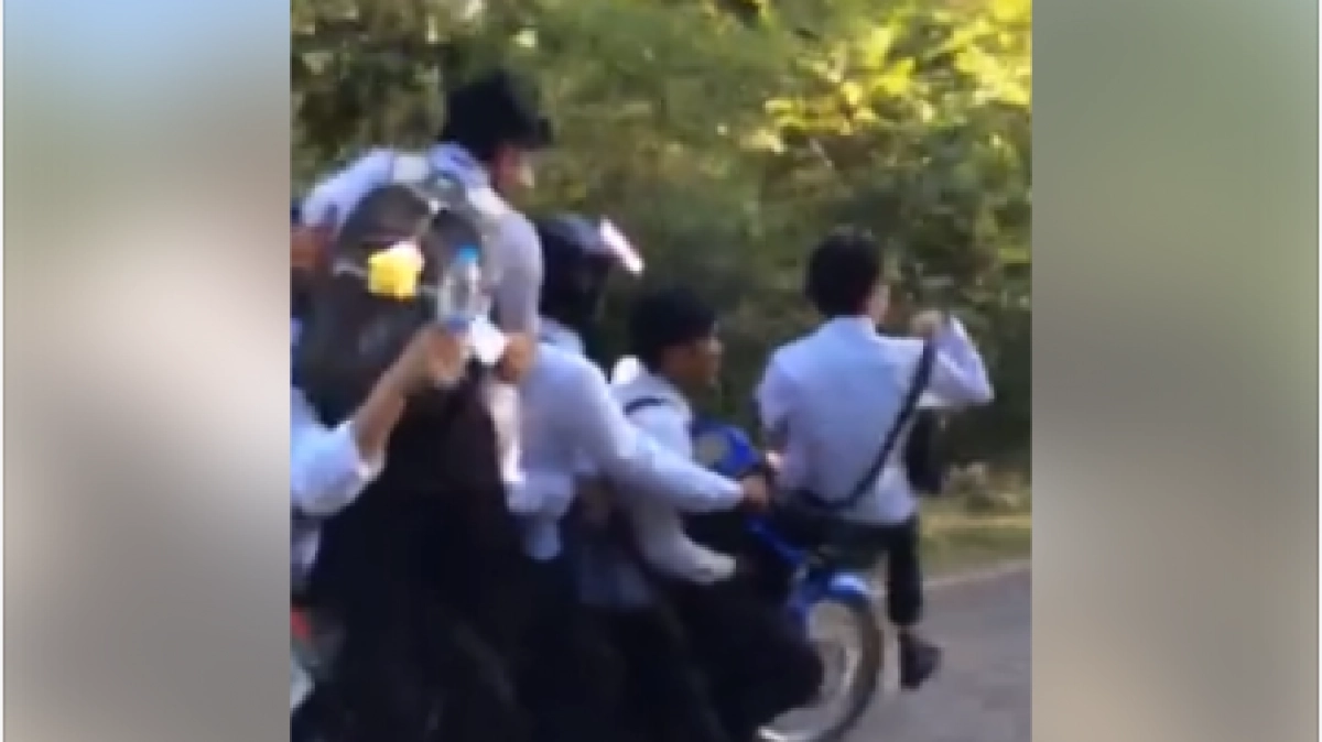 ซ้อนท้ายมากขนาดนี้ อันตรายมากๆๆ ซ้อนท้ายมากขนาดนี้ อันตรายมากๆๆ