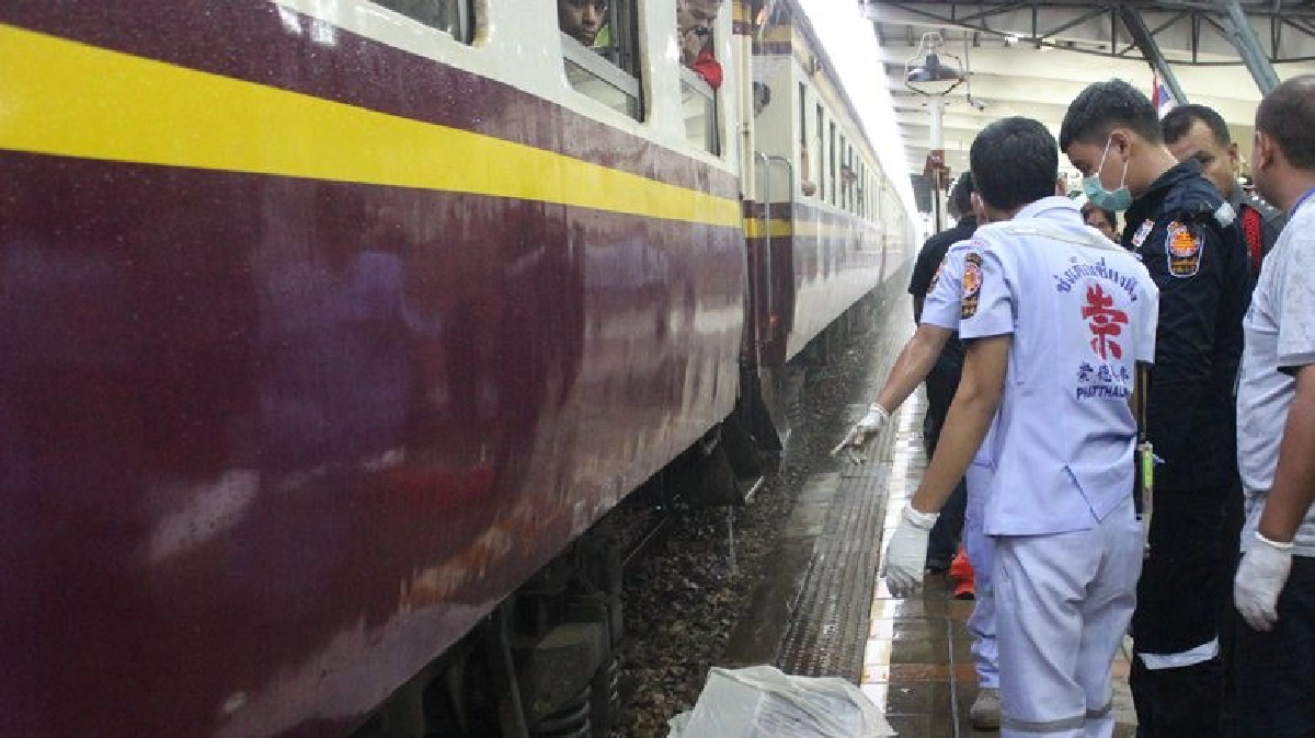 “แม่ค้า”ก้าวพลาดตกบันไดรถไฟทับดับ