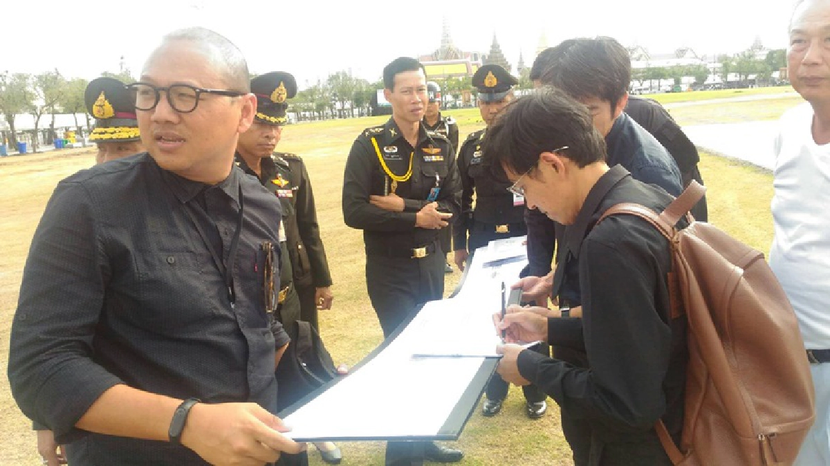 หาตำหน่งกึ่งกลางสนามหลวงสร้างพระเมรุมาศ