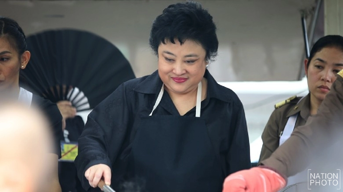 ประชาชนปีติ "พระองค์โสม" ทอดไก่ประทาน