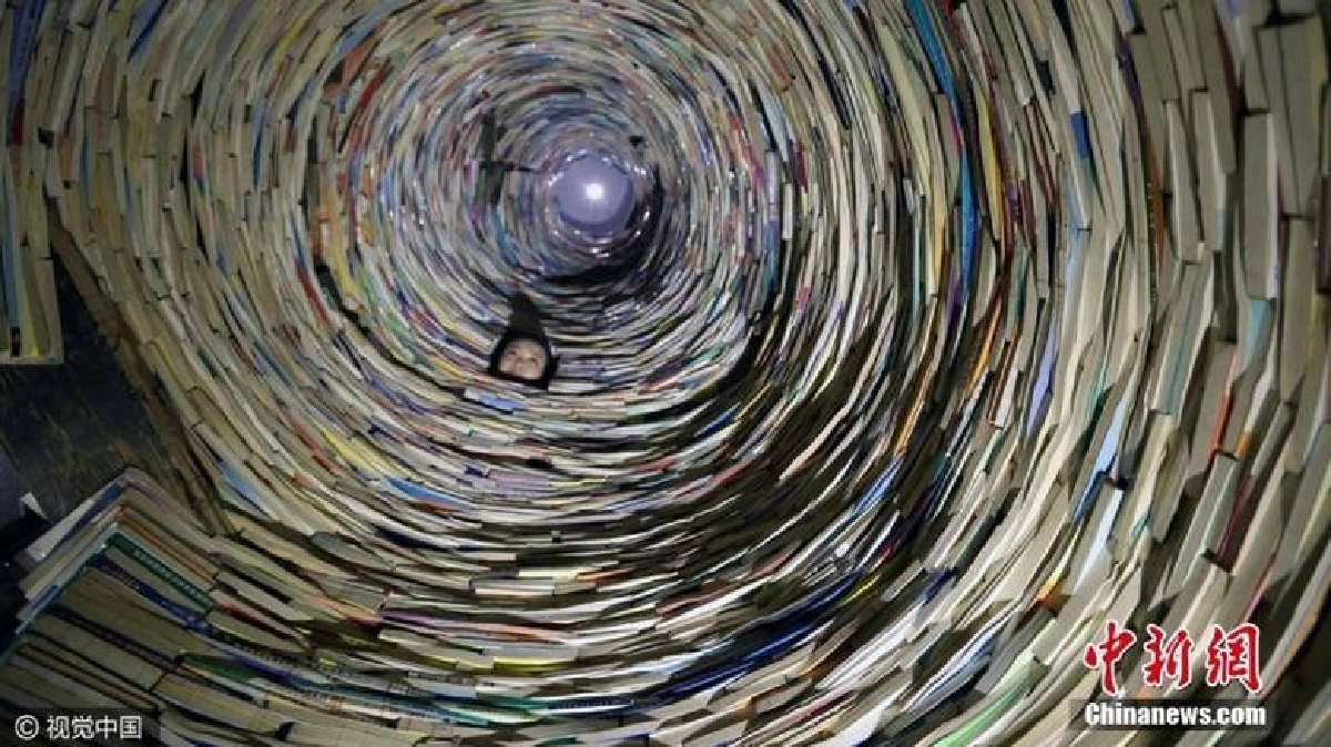 สาวจีนสร้างกำแพงหนังสือสูงกว่า6ม.หวังเตือนใจเยาวชน สาวจีนสร้างกำแพงหนังสือสูงกว่า6ม.หวังเตือนใจเยาวชน