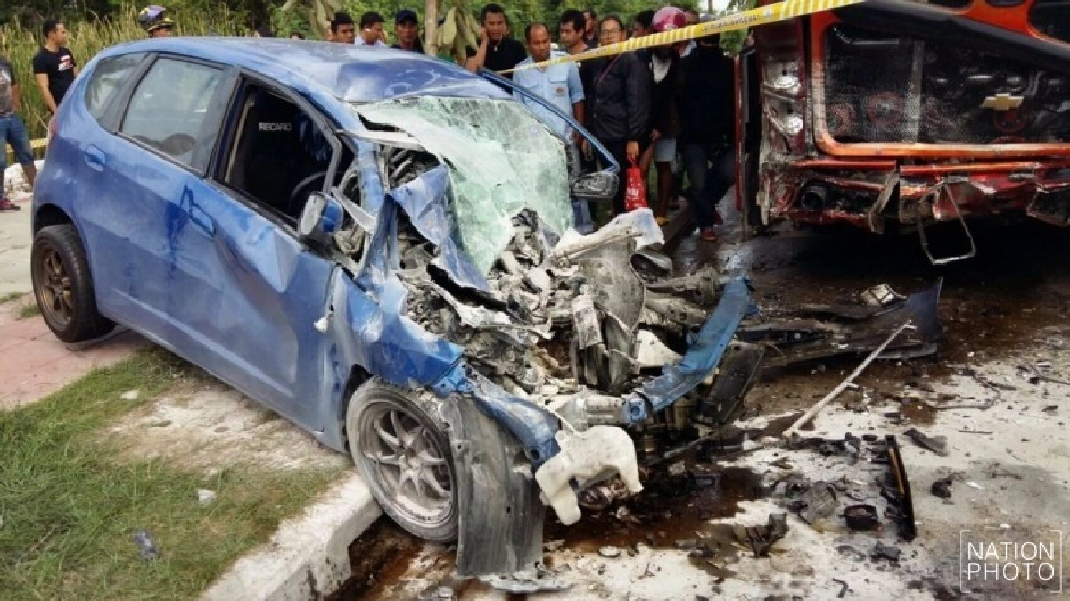 หนุ่มแบงก์ซิ่งเก๋งเสยท้ายรถทัวร์ดับคาซากรถ  ไมล์ค้าง 130/ชม.