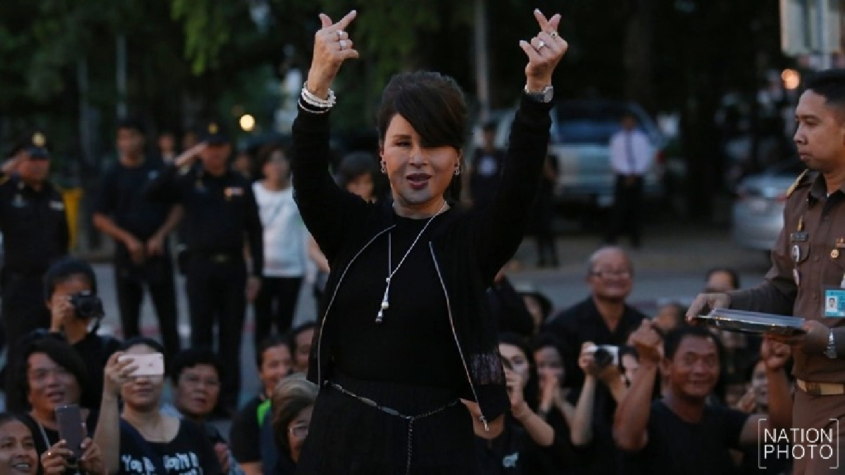 ประชาชนปลื้มปีติ ทูลกระหม่อมฯพระราชทานสัญลักษณ์หัวใจ ประชาชนปลื้มปีติ ทูลกระหม่อมฯพระราชทานสัญลักษณ์หัวใจ