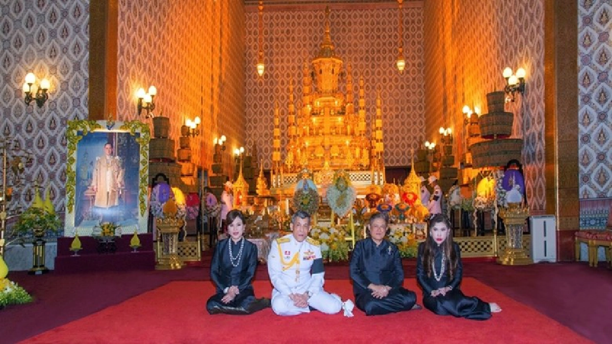 สมเด็จพระเจ้าอยู่หัวทรงฉายพระรูปหน้าพระบรมโกศ สมเด็จพระเจ้าอยู่หัวทรงฉายพระรูปหน้าพระบรมโกศ
