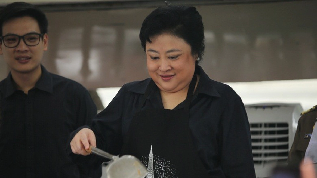 พระองค์โสมฯ ทรงทอดไก่แจกประชาชน