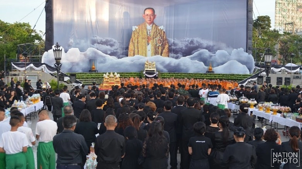 ชาวโคราชตักบาตรถวายพระราชกุศลฯ‘ในหลวง ร.9’