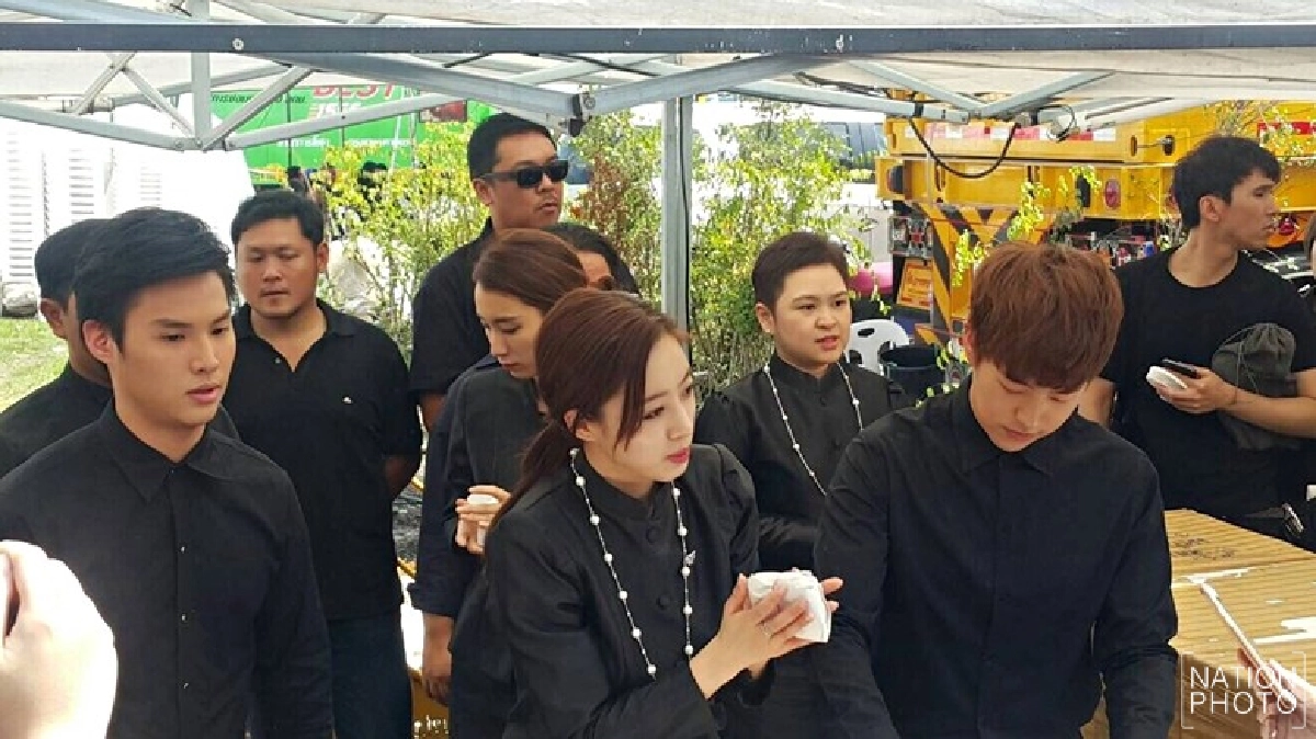 ทีมศิลปินเกาหลี เป็นจิตอาสาแจกข้าวสนามหลวง