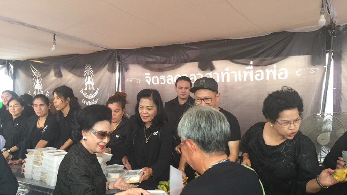 ฟ้าหญิงจุฬาภรณ์ฯ ปรุงข้าวผัดญี่ปุ่นแจกประชาชน ฟ้าหญิงจุฬาภรณ์ฯ ปรุงข้าวผัดญี่ปุ่นแจกประชาชน