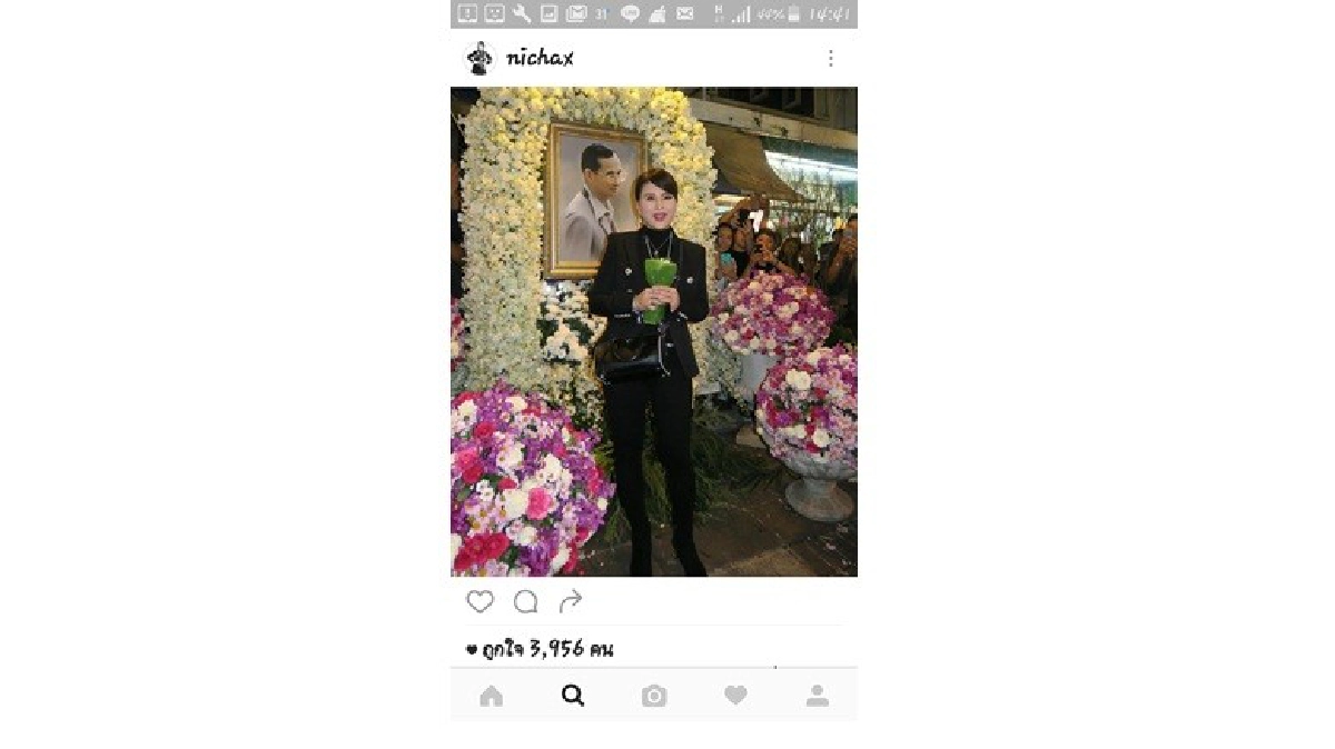 ทูลกระหม่อมฯ ทรงฉายพระรูปคู่ซุ้มดอกไม้สด ทูลกระหม่อมฯ ทรงฉายพระรูปคู่ซุ้มดอกไม้สด
