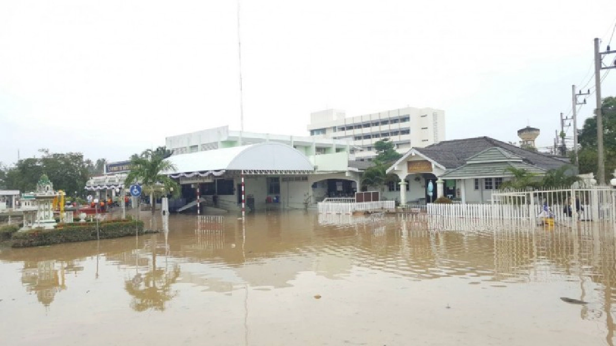 น้ำยังท่วมรพ.บางสะพาน จ่อย้ายผู้ป่วยไปรพ.ใกล้เคียง