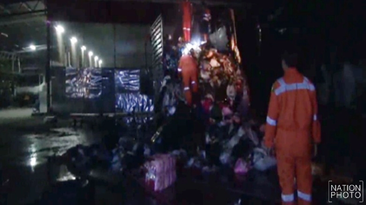 ไฟไหม้รถบรรทุกสินค้าโชห่วย วอดทั้งคัน ไฟไหม้รถบรรทุกสินค้าโชห่วย วอดทั้งคัน
