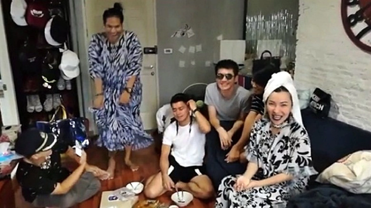 อย่างฮา!‘ดีเจต้นหอม’สาธิตการกินแบบผู้ดี อย่างฮา!‘ดีเจต้นหอม’สาธิตการกินแบบผู้ดี