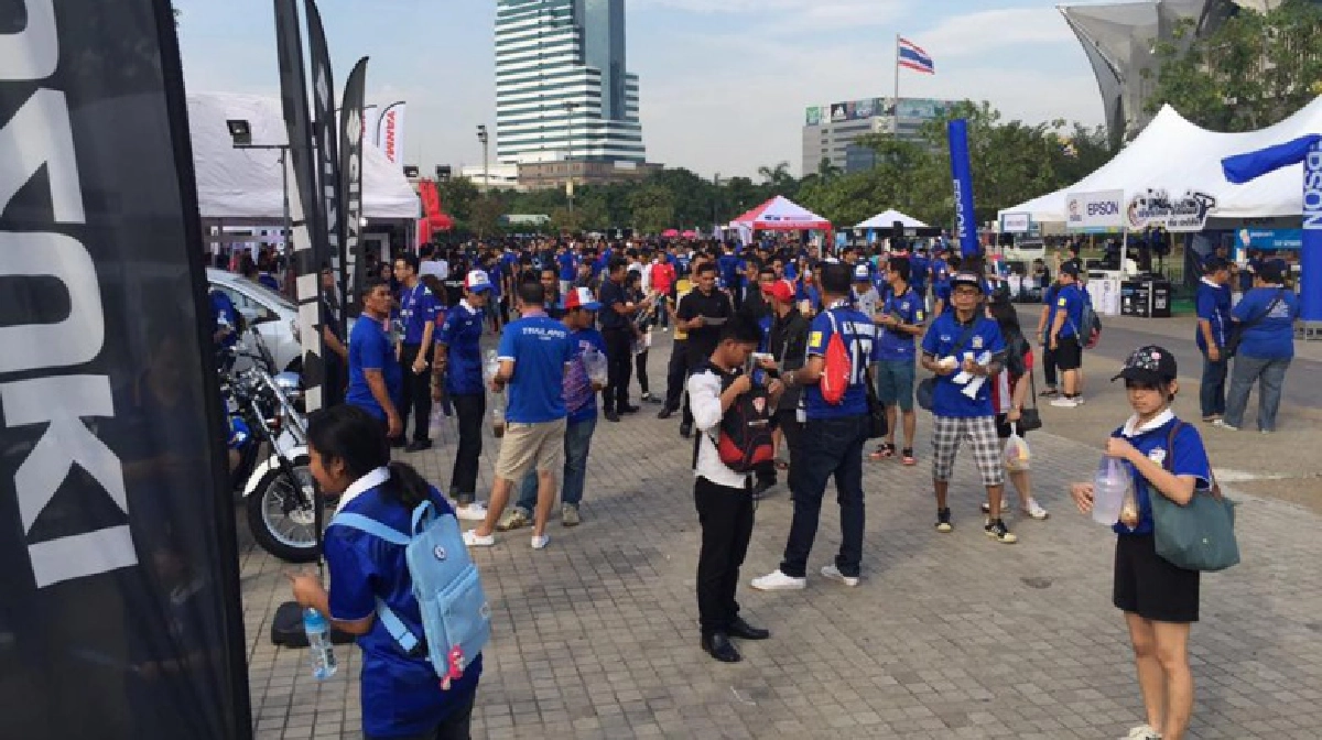 แฟนบอลทยอยถึงราชมังฯ รอชมไทย-เมียนมาร์ แฟนบอลทยอยถึงราชมังฯ รอชมไทย-เมียนมาร์