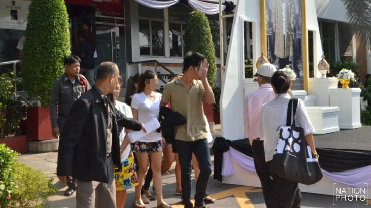 รวบหนุ่ม-5 สาวพริตตี้ เปิดห้องมั่วสุมเสพยา 